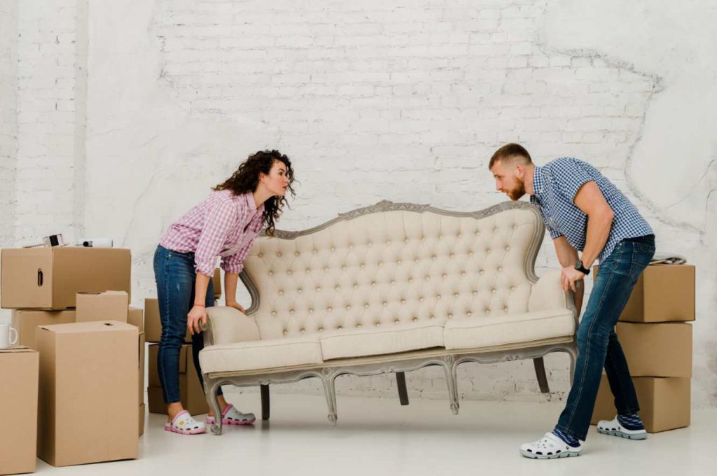 couple-moving-sofa